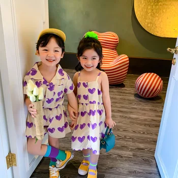 Комплекты летней одежды в корейском стиле для мальчиков с принтом в виде сердца, модное однобортное платье-комбинация для маленьких девочек