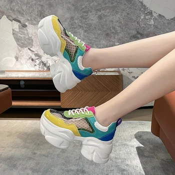 Женская обувь из дышащей сетки на высокой платформе, летние массивные кроссовки на шнуровке, женские разноцветные туфли для отдыха на танкетке 6 см